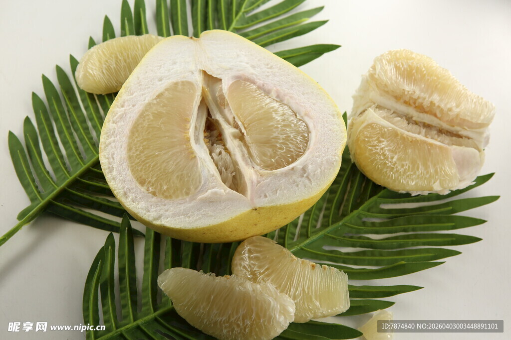 切开的柚子配翠绿叶片