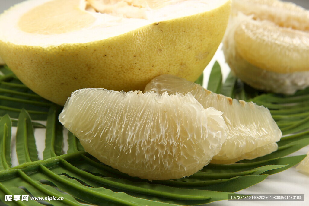 新鲜白心柚子切片展示