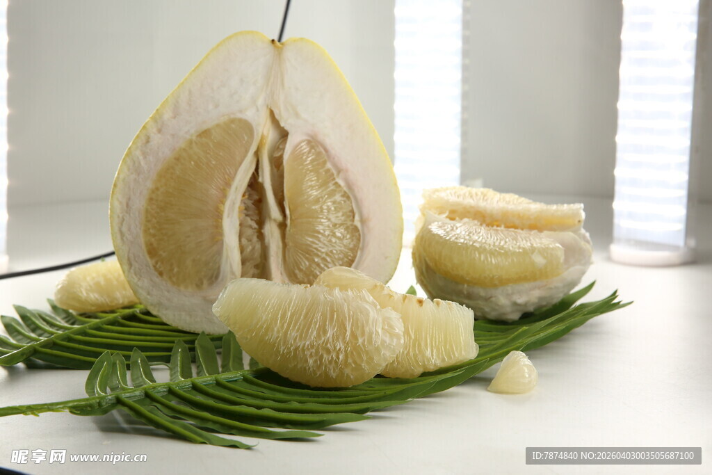 剥开的新鲜柚子及绿叶