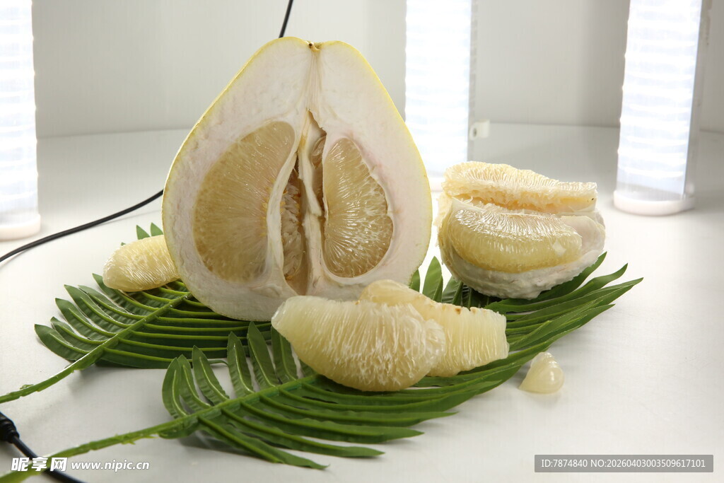 剥开的新鲜柚子