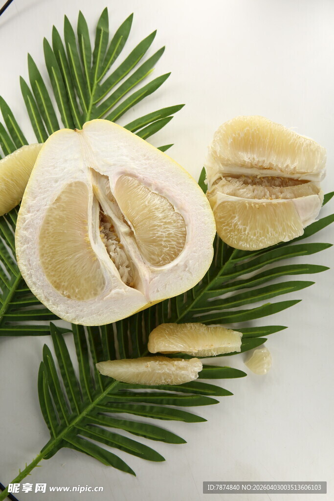 新鲜剥开的美味白心柚子