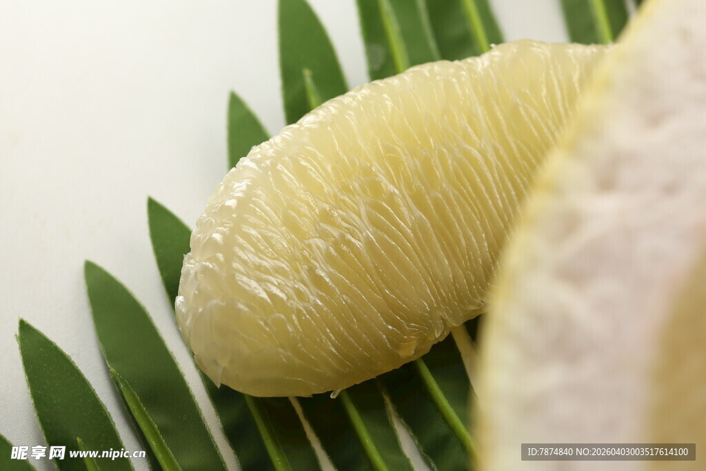 剥开的柚子与翠绿叶片