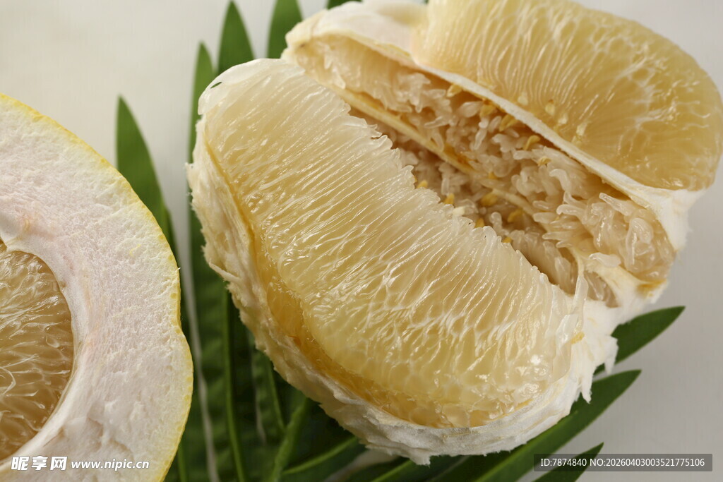 新鲜剥开的柚子果肉
