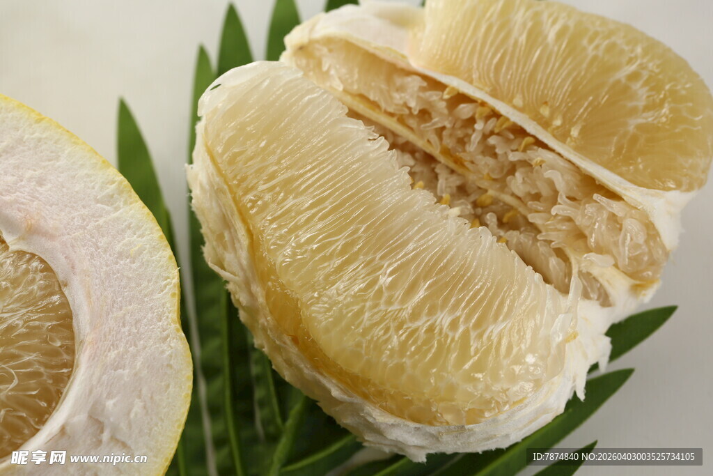 剥开的新鲜柚子果肉