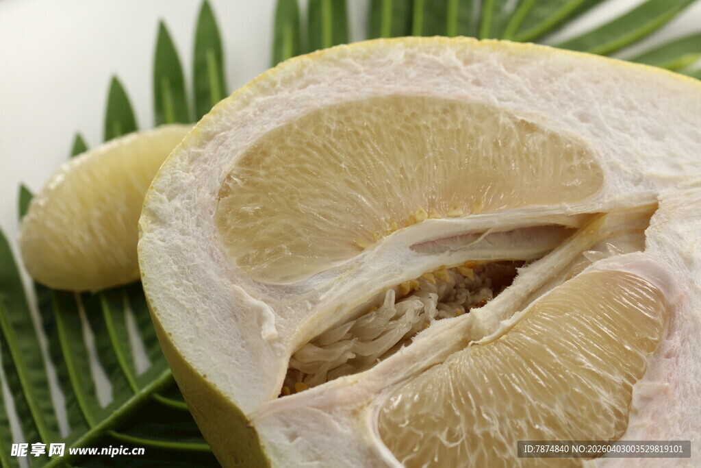 切开的新鲜柚子果肉