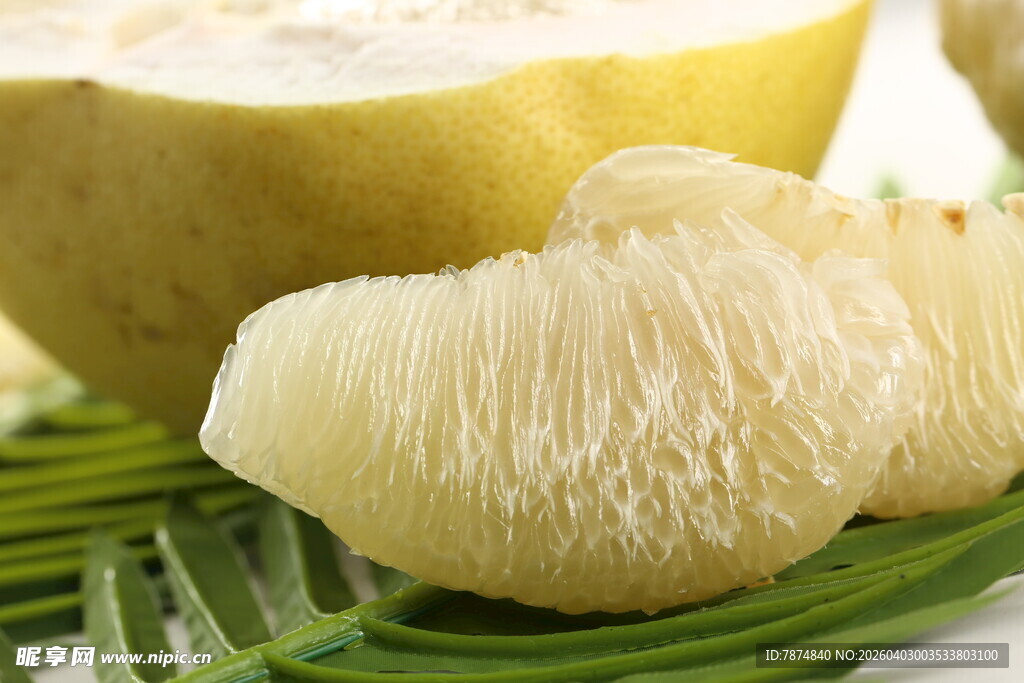 新鲜剥壳柚子果肉展示