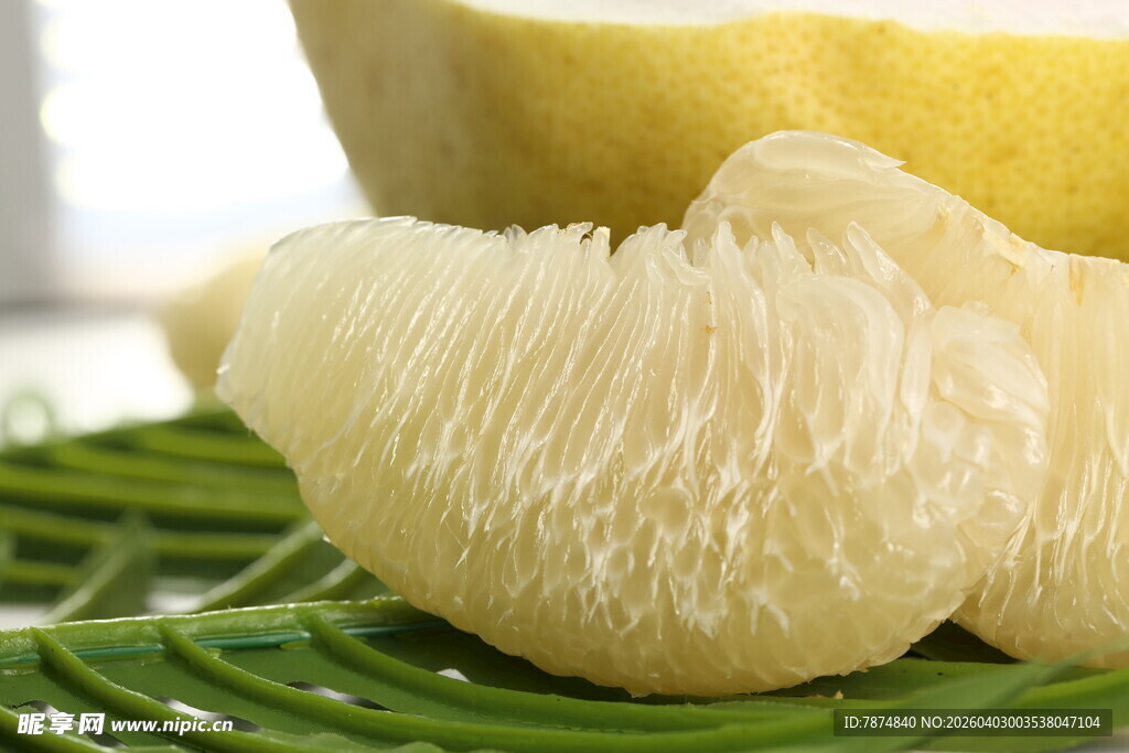 新鲜剥开的柚子果肉