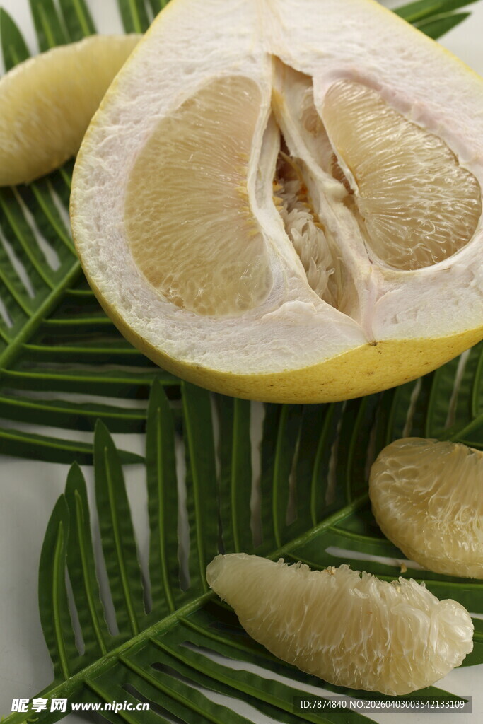 切开的新鲜柚子及果肉