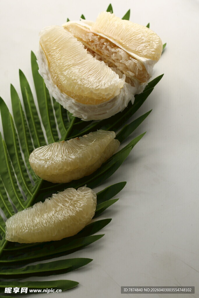 新鲜柚子果肉配绿叶摆盘