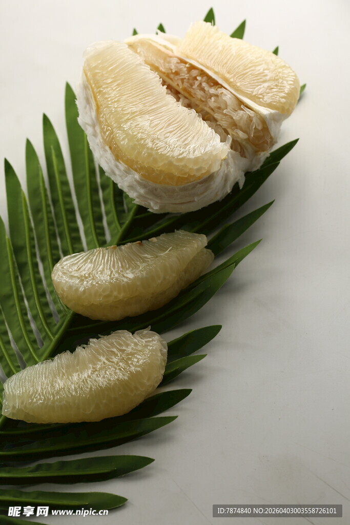 新鲜剥开的柚子与绿叶