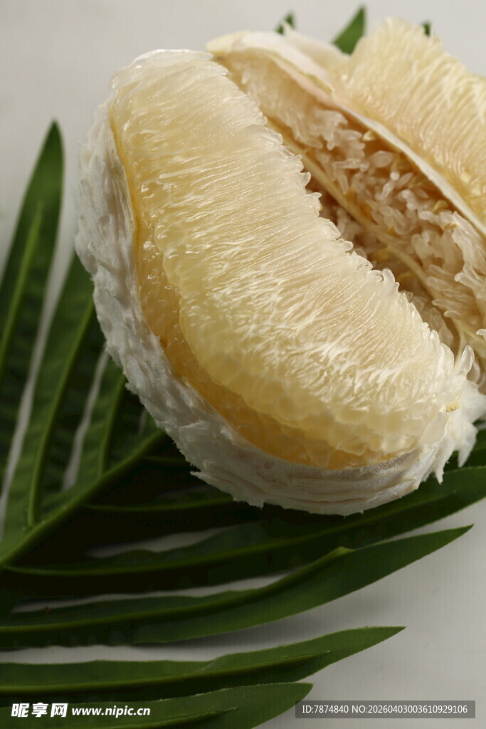 剥开的香甜白心柚子