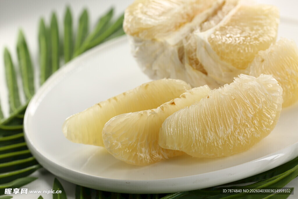 新鲜剥开的美味柚子果肉