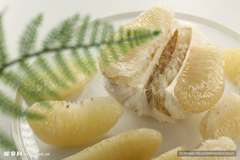 新鲜剥开的柚子果肉