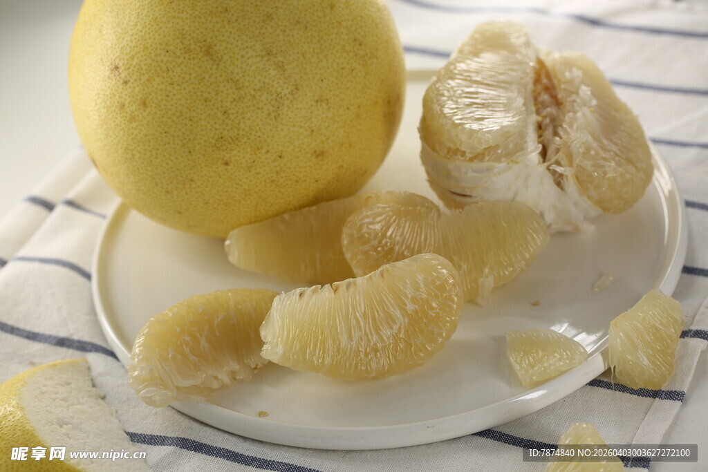 新鲜柚子果肉与整果展示