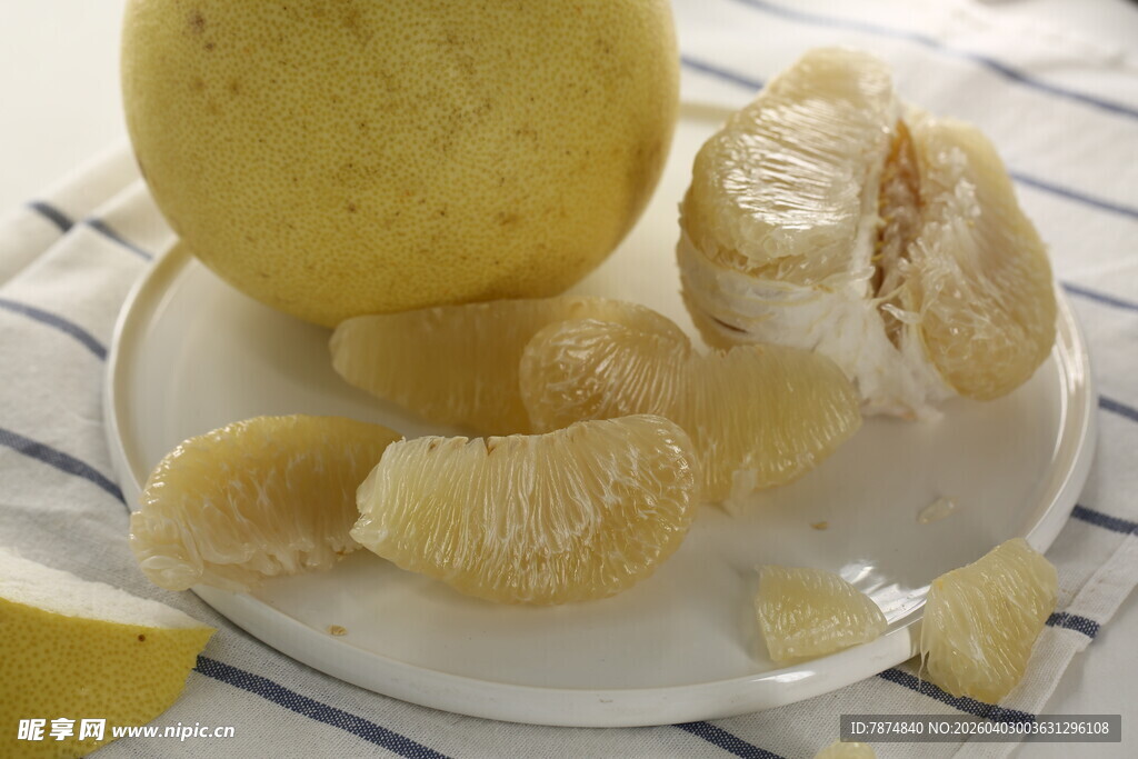 新鲜柚子果肉与整果展示