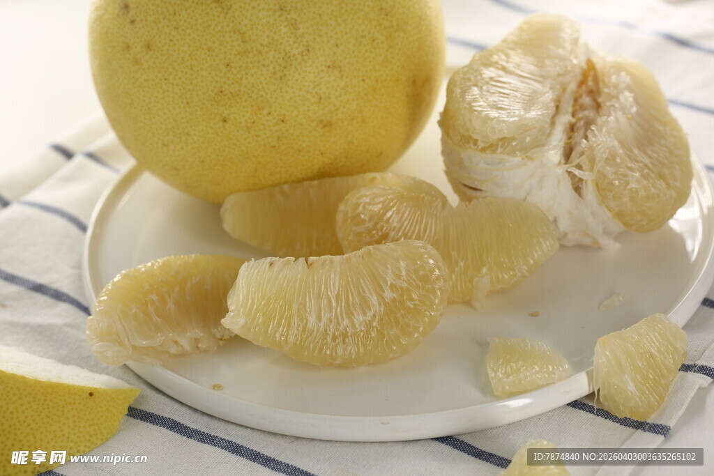 新鲜剥好的柚子果肉