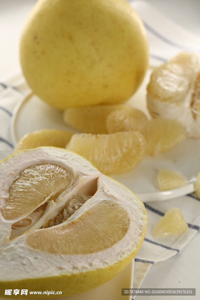 新鲜黄心柚子果肉展示