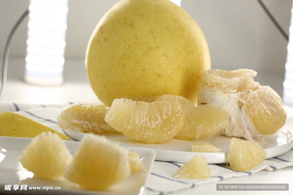 新鲜柚子及果肉展示