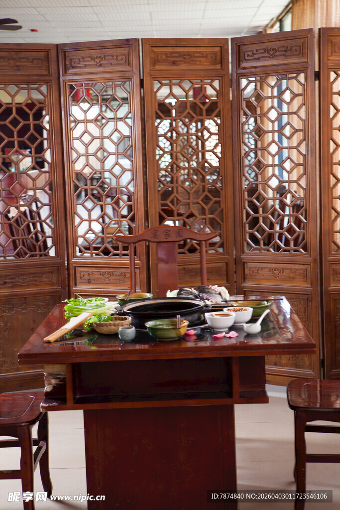 中式古典屏风与茶桌场景