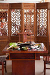 中式雕花屏风旁的餐桌