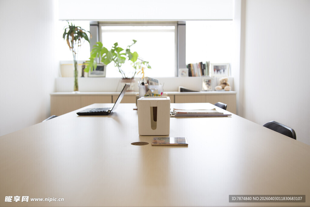 简约明亮的室内办公场景