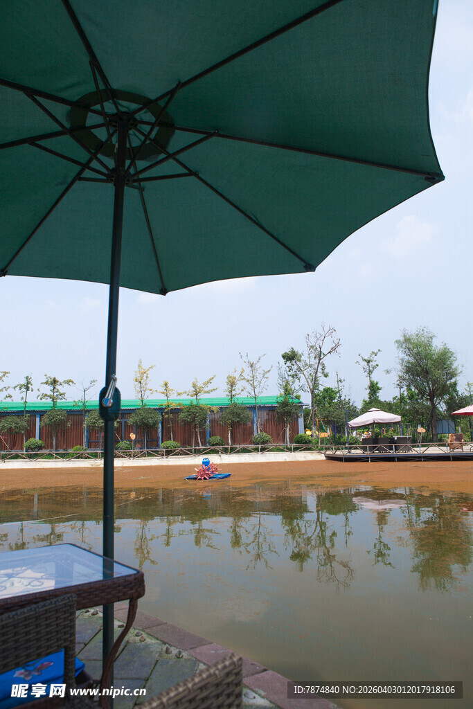 湖畔遮阳伞下的休闲景致