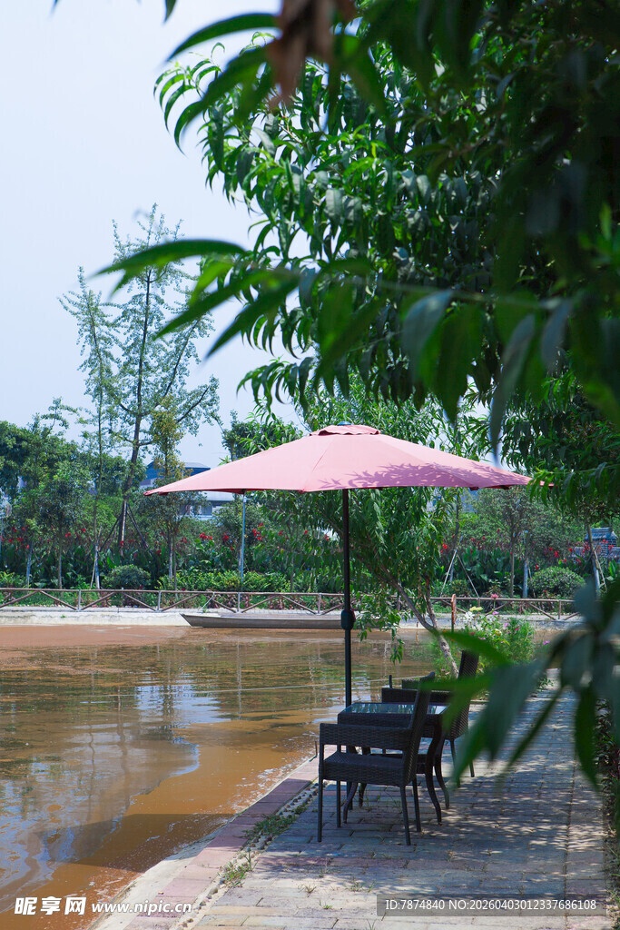 湖畔遮阳伞下的休闲角落