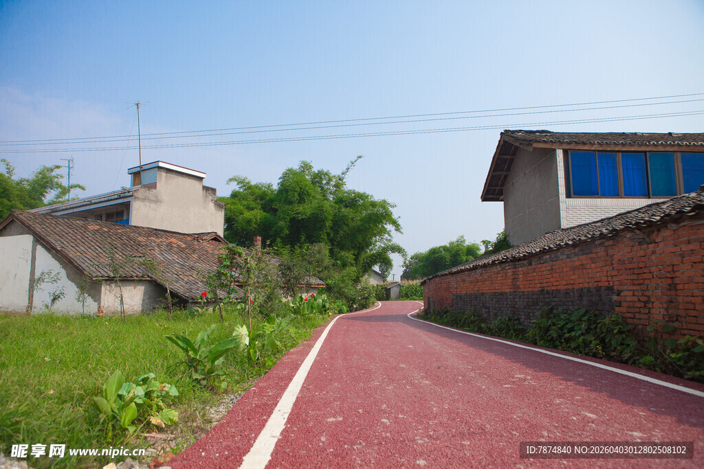 乡村红道旁的民居景色