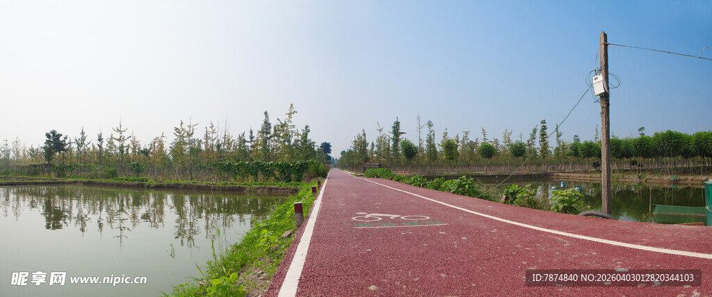 湖边红色步道风景