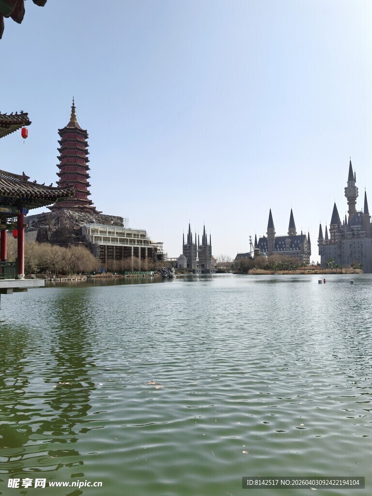 湖畔古建筑群风景如画