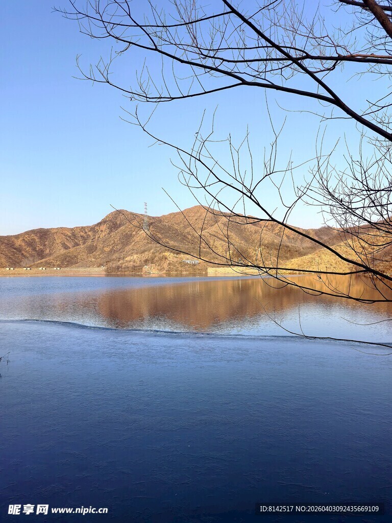 宁静湖畔的冬日风光