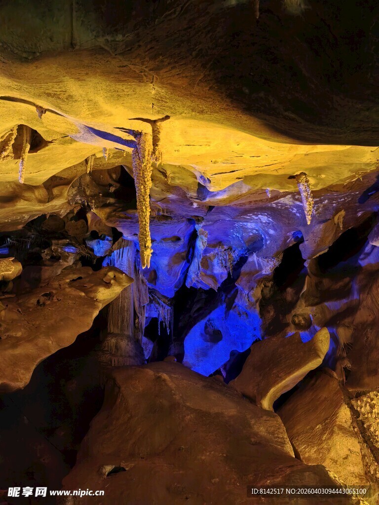 地下洞穴内的奇幻光影景象