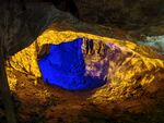 洞穴内的神秘蓝色洞