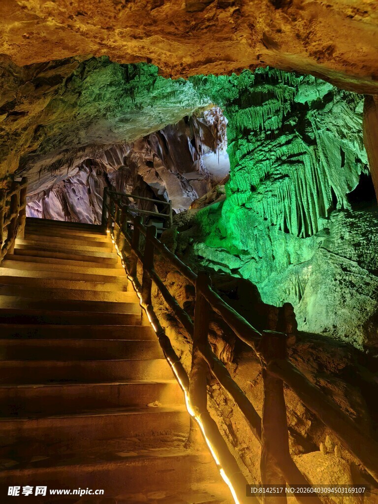 梦幻溶洞内的木质步道