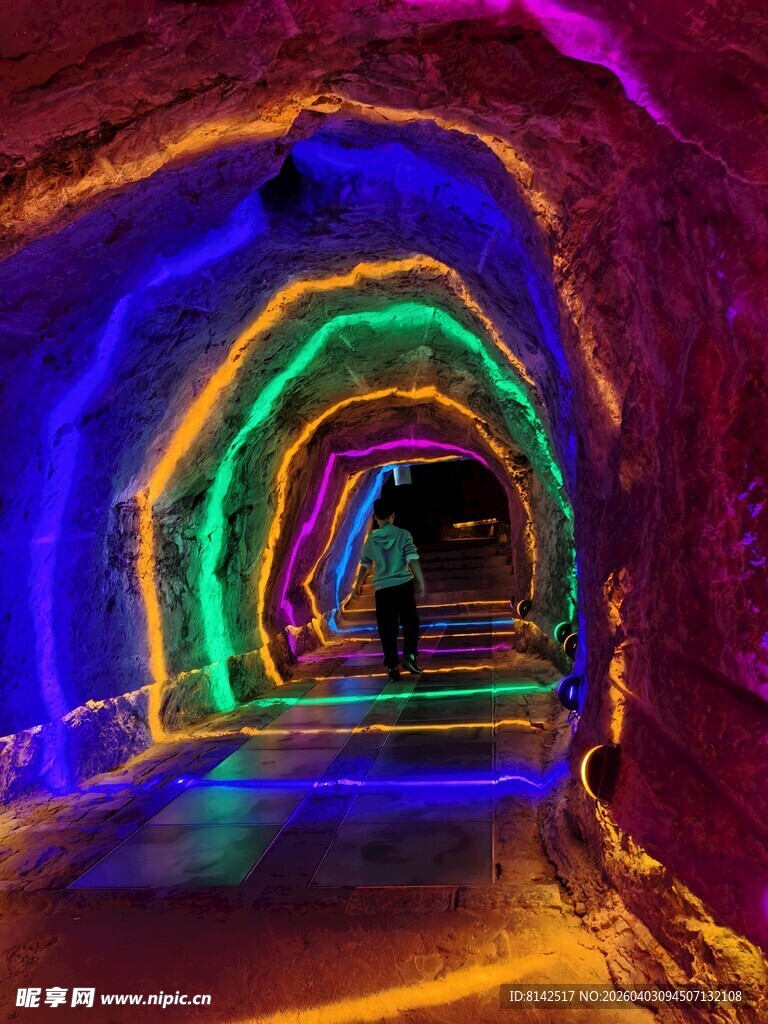 梦幻彩色灯光地下隧道