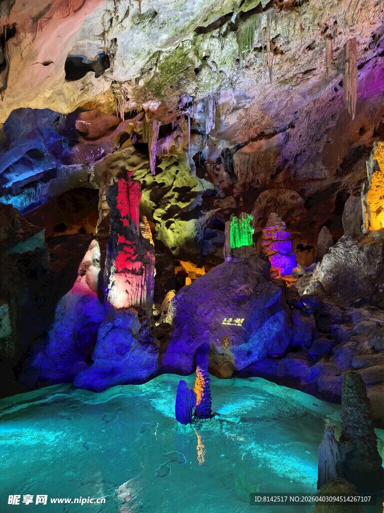 梦幻溶洞中的戏水者