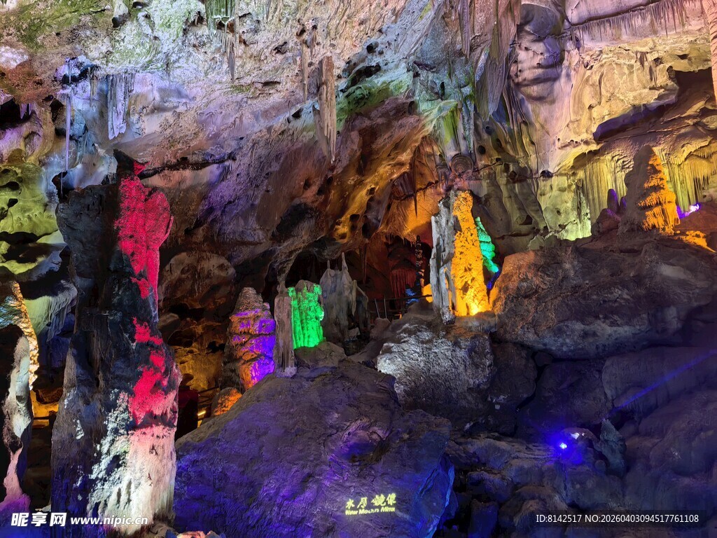 奇幻溶洞景观 多彩钟乳石