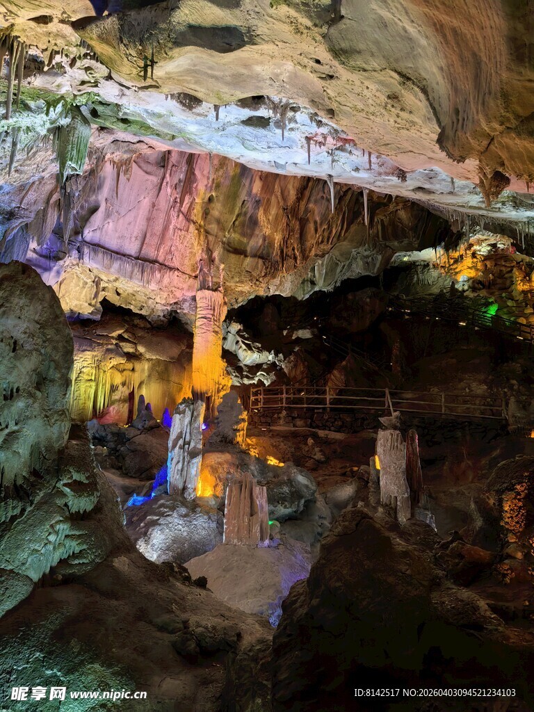 奇幻溶洞景观 色彩斑斓