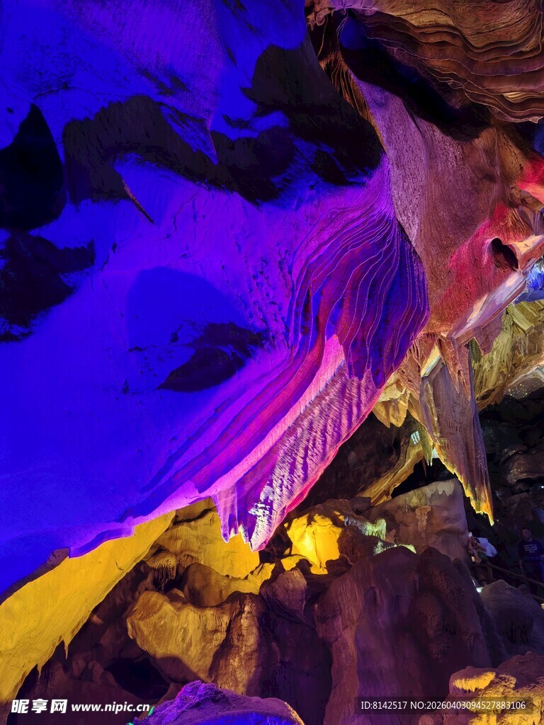 梦幻绚丽的洞穴光影景观