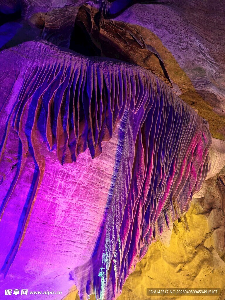 梦幻溶洞钟乳石景观