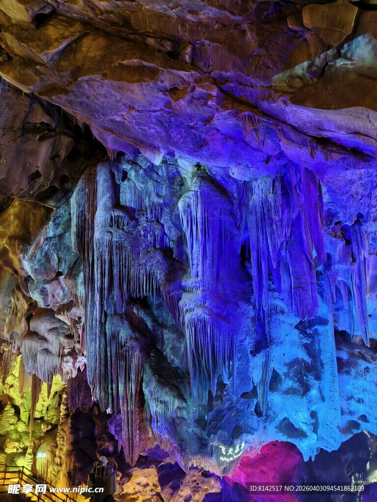 梦幻溶洞景观 五彩钟乳石
