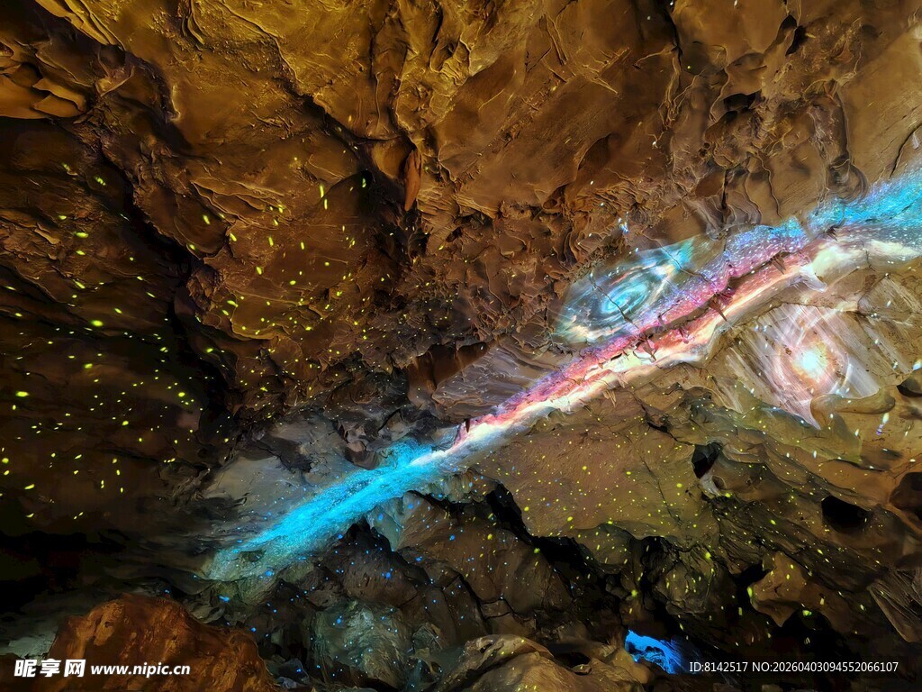 洞穴中梦幻蓝紫发光生物