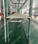 工厂内的绿色流水线设备