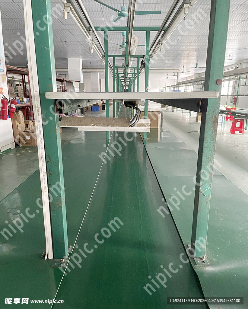 工厂内部的绿色地面生产线