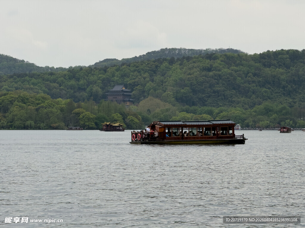 湖上泛舟赏景
