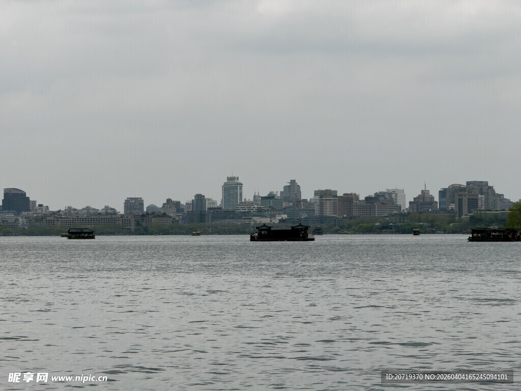 河畔城市景观远景