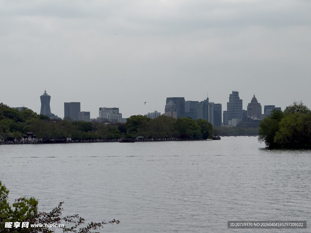 河畔城市天际线远景
