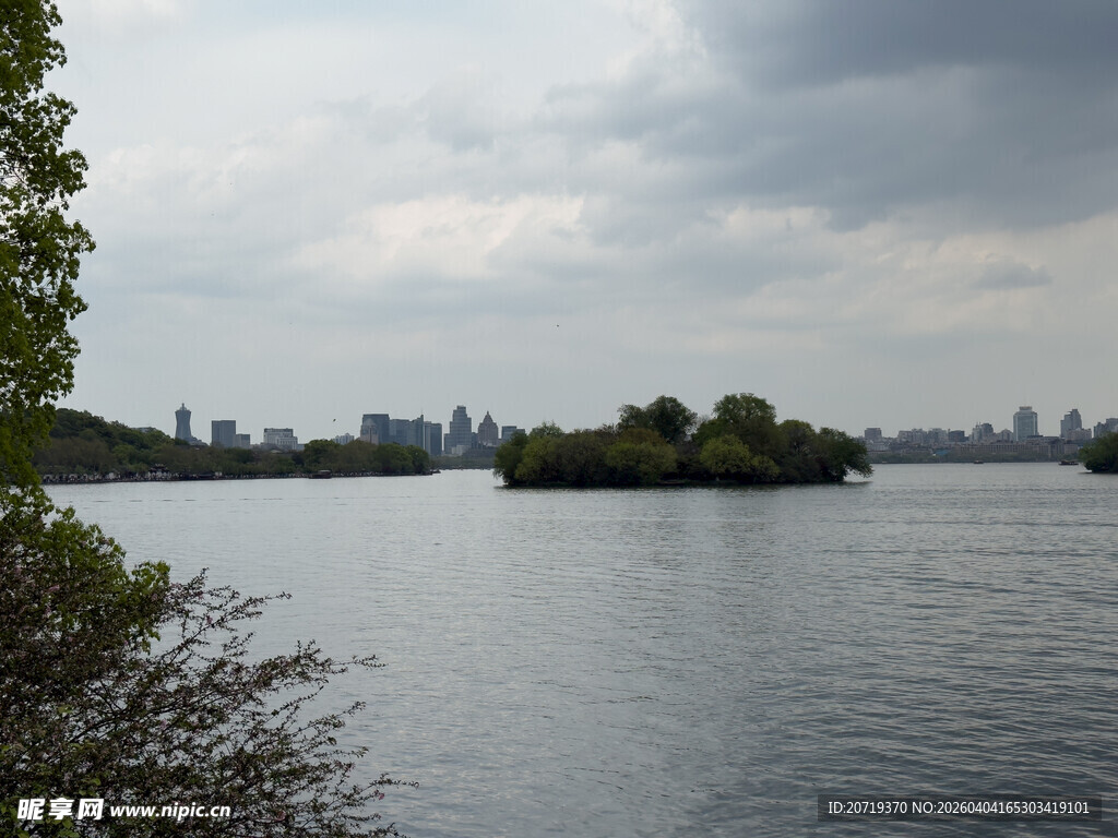 湖畔城市天际线景观
