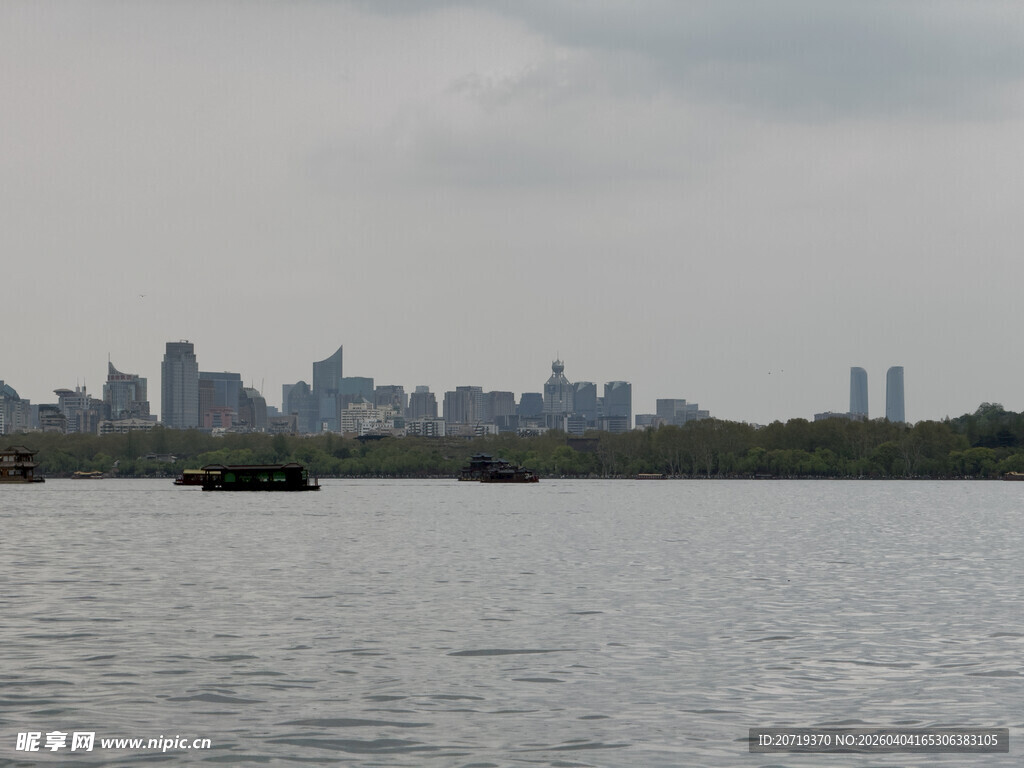 湖畔远眺城市天际线