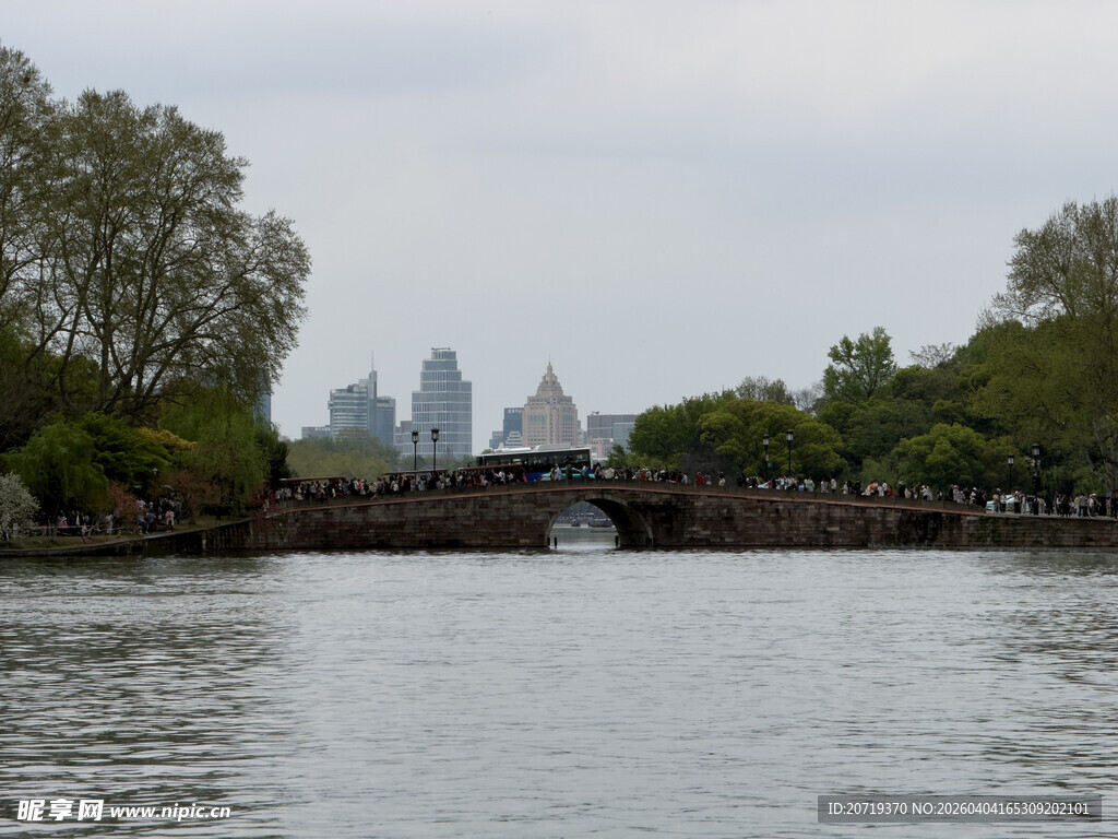 河畔城市风光远景